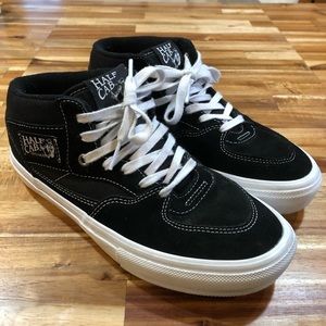 Black Vans Half Cab Size 7.5.  Minimal wear.  Great overall shape.